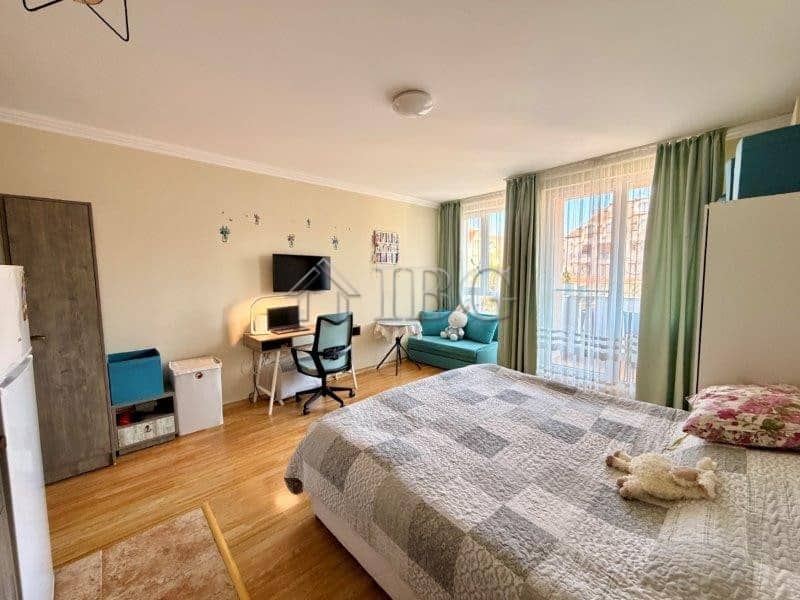 Cozy studio apartment with balcony, modern furnishings, and natural light in Melia Resort 6, Nesseba.