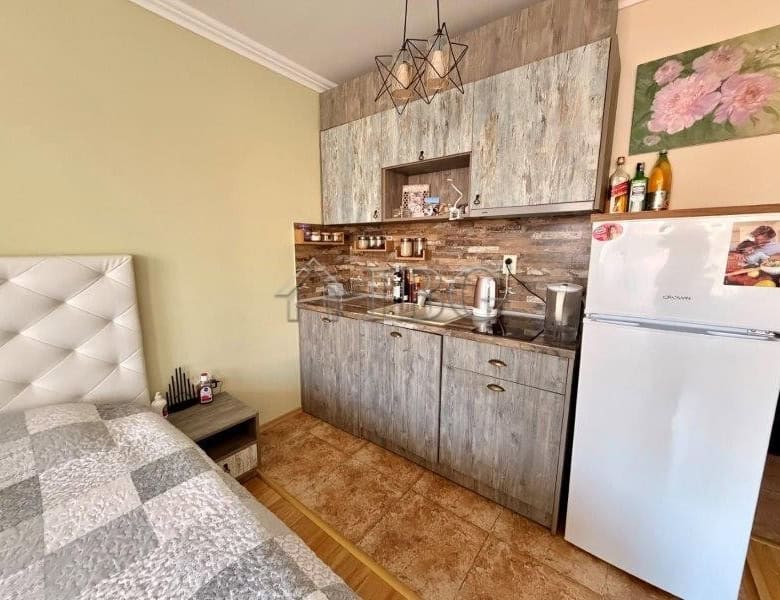 Cozy studio apartment with balcony in Melia Resort, Nessebar, close to the beach. Modern kitchenette.