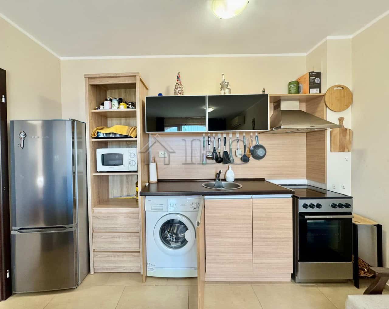 Cozy kitchen in Sunny Beach apartment Compact kitchen with appliances in Harmony Suites 1, Sunny Beach.