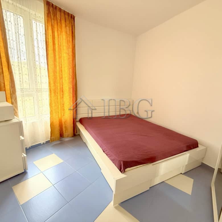 Bright apartment with mountain views in Sveti Vlas, featuring a comfortable bed and modern furnishin.