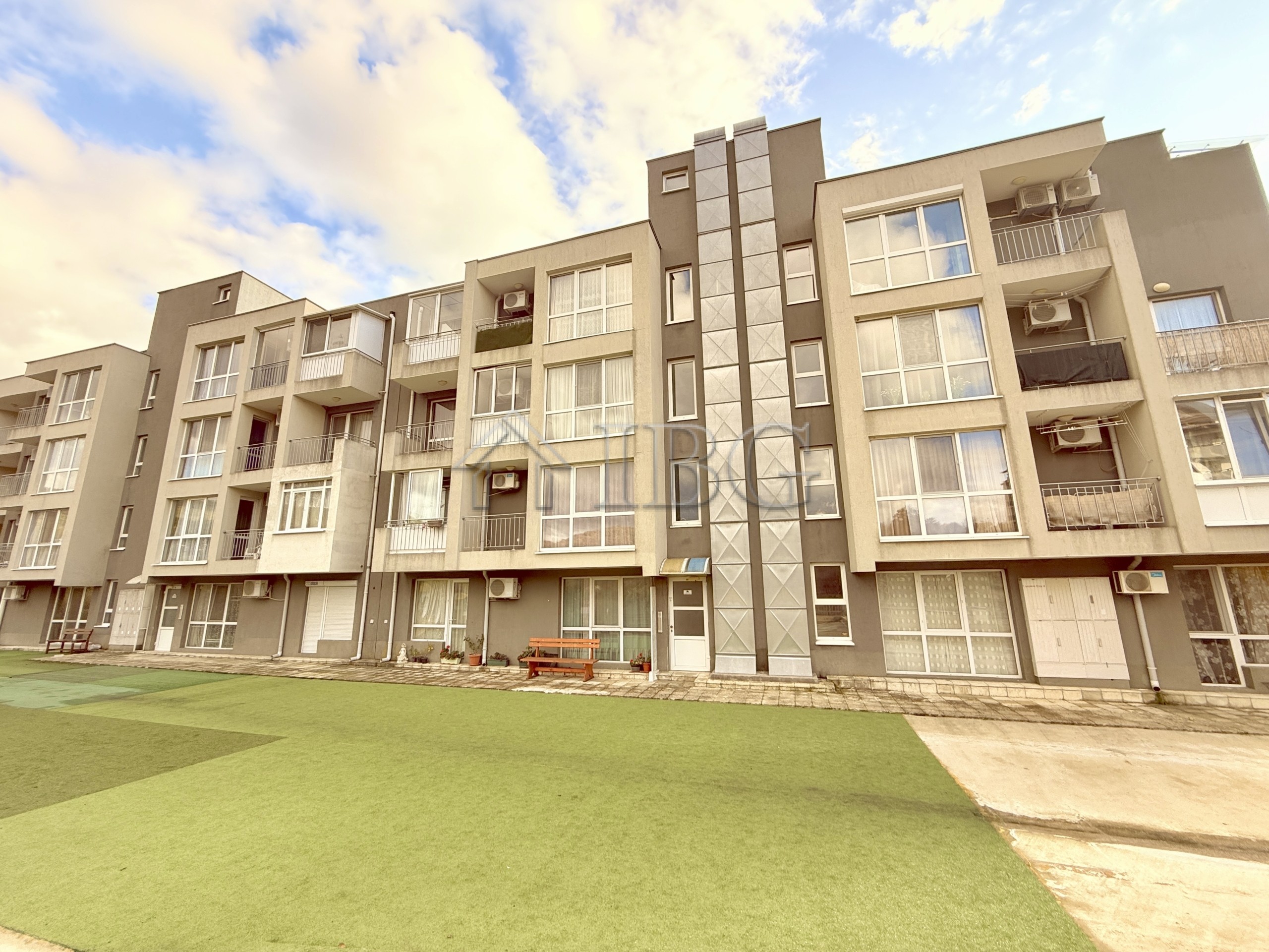 One-bedroom apartment in Butterfly Complex with mountain views in Sveti Vlas.