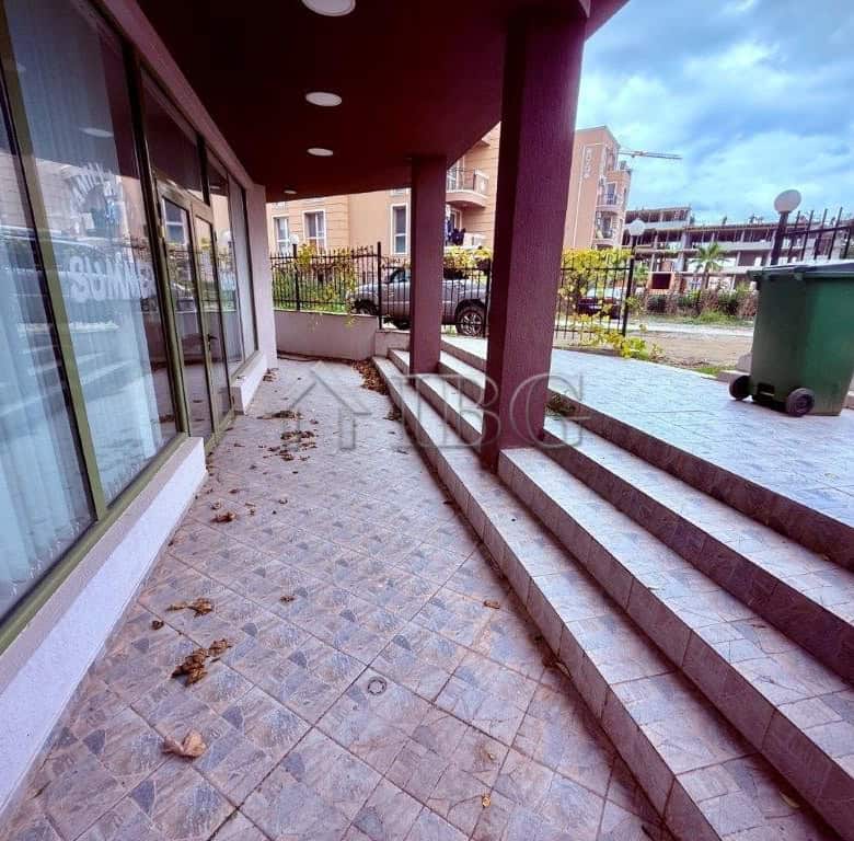 Ground-level entrance with stairs to a modern apartment in Ravda near LIDL and the beach.