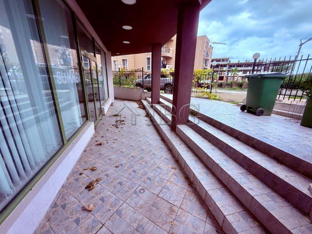 Ground-level entrance with stairs to a modern apartment in Ravda near LIDL and the beach.