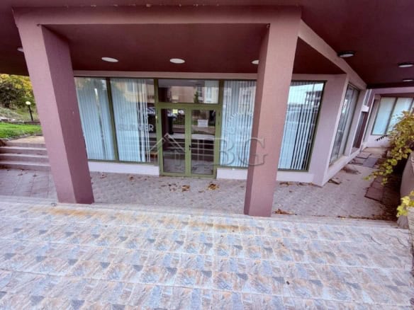 Modern apartment with large glass windows and a welcoming entrance in Ravda. Close to LIDL and the b.