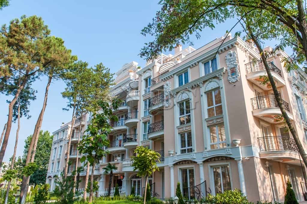 Elegant apartment in Venera Palace with modern interiors and balcony views. Perfect for comfortable.
