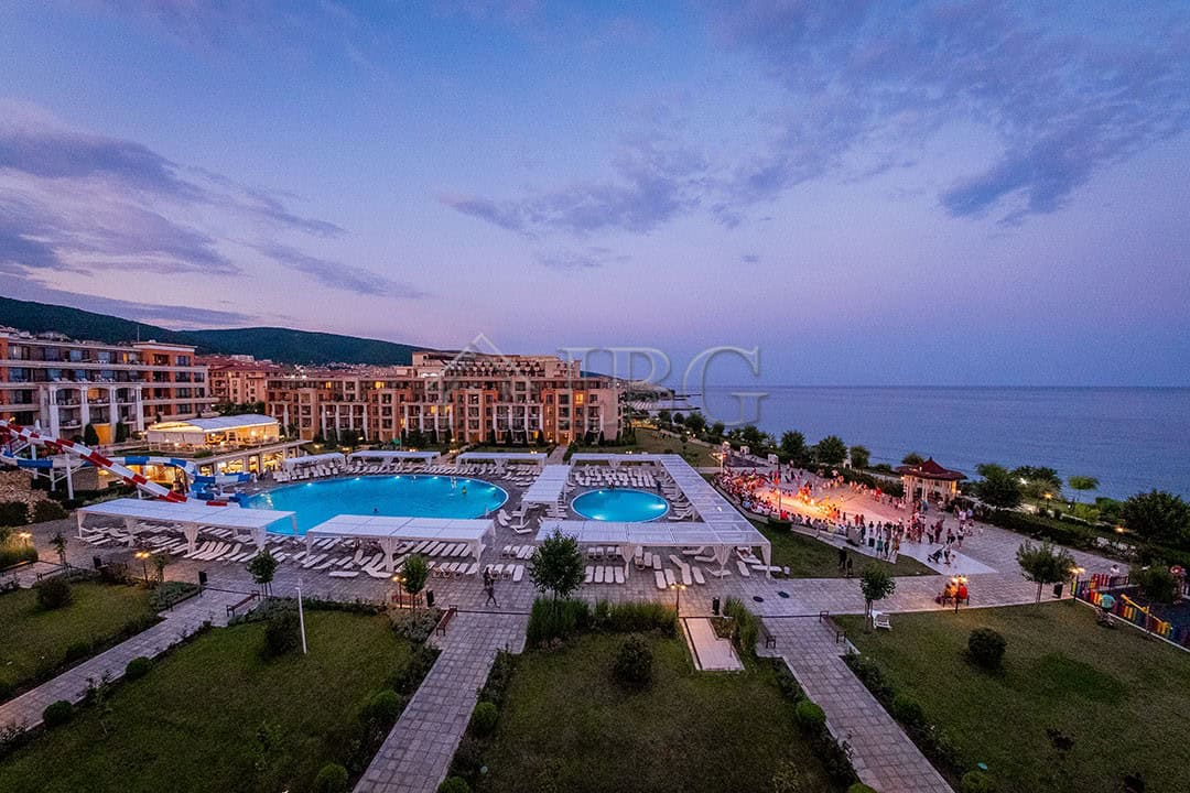 Apartment (1+1) for Sale | Premier Fort Beach Beachfront apartment with pool at Premier Fort Beach, Sveti Vlas. Modern living near the sea with st.