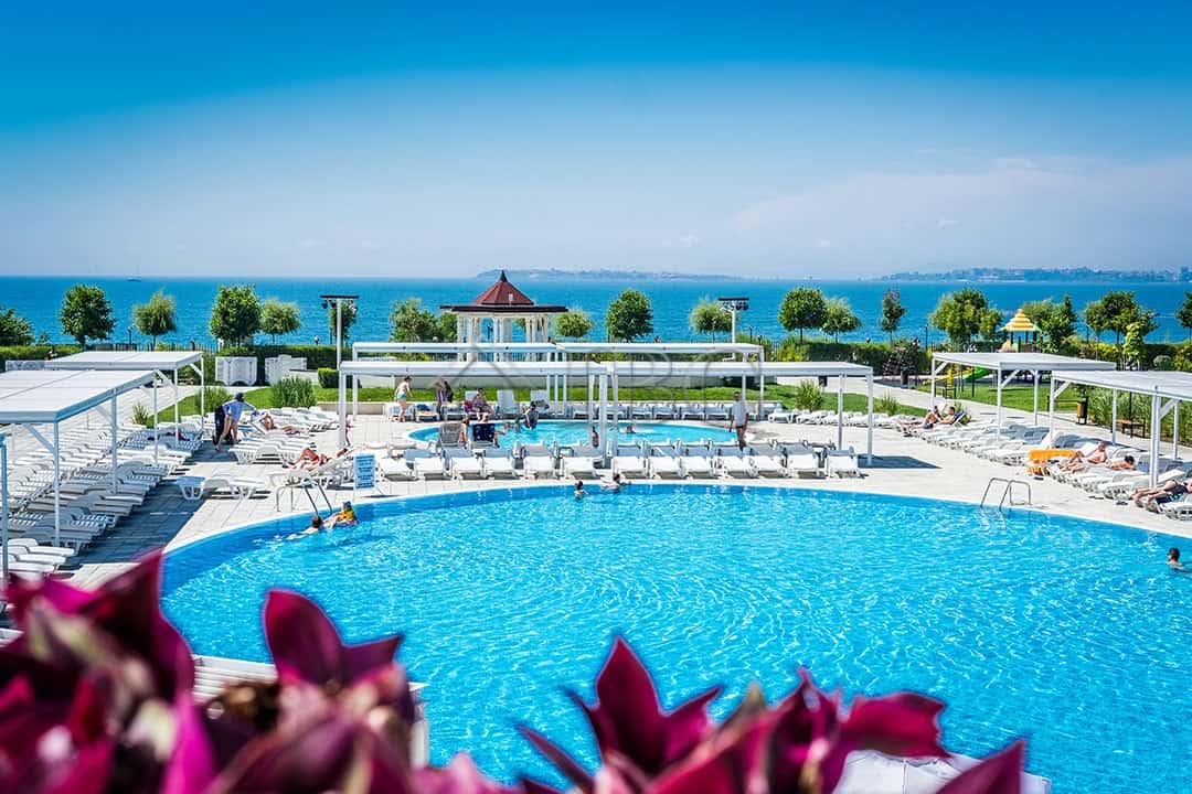 Apartment (1+1) for Sale | Premier Fort Beach, Sveti Vlas Beachfront swimming pool with sea view at Premier Fort Beach, Sveti Vlas.