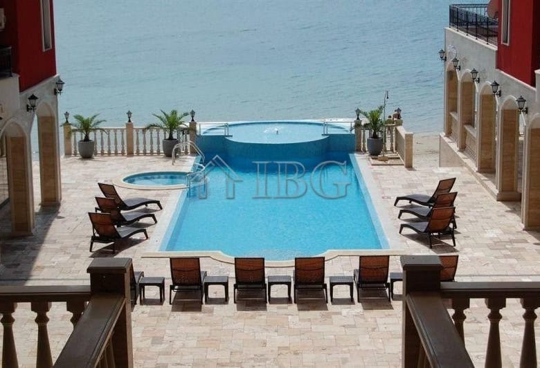 Pool with direct access to the sea and scenic views in Nessebar.