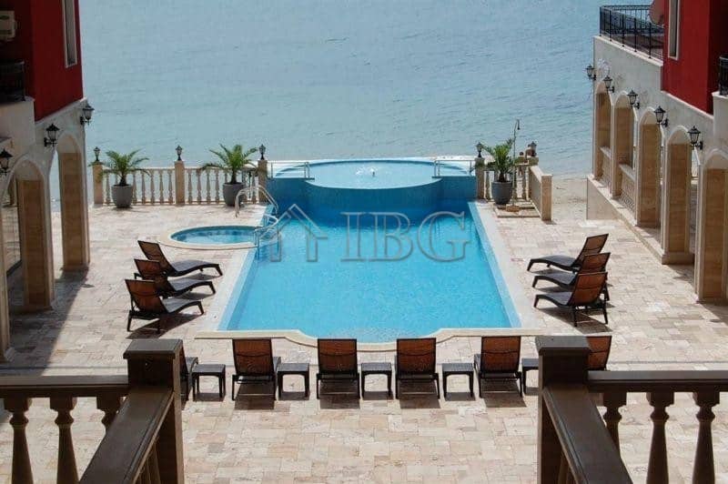 Pool with direct access to the sea and scenic views in Nessebar.
