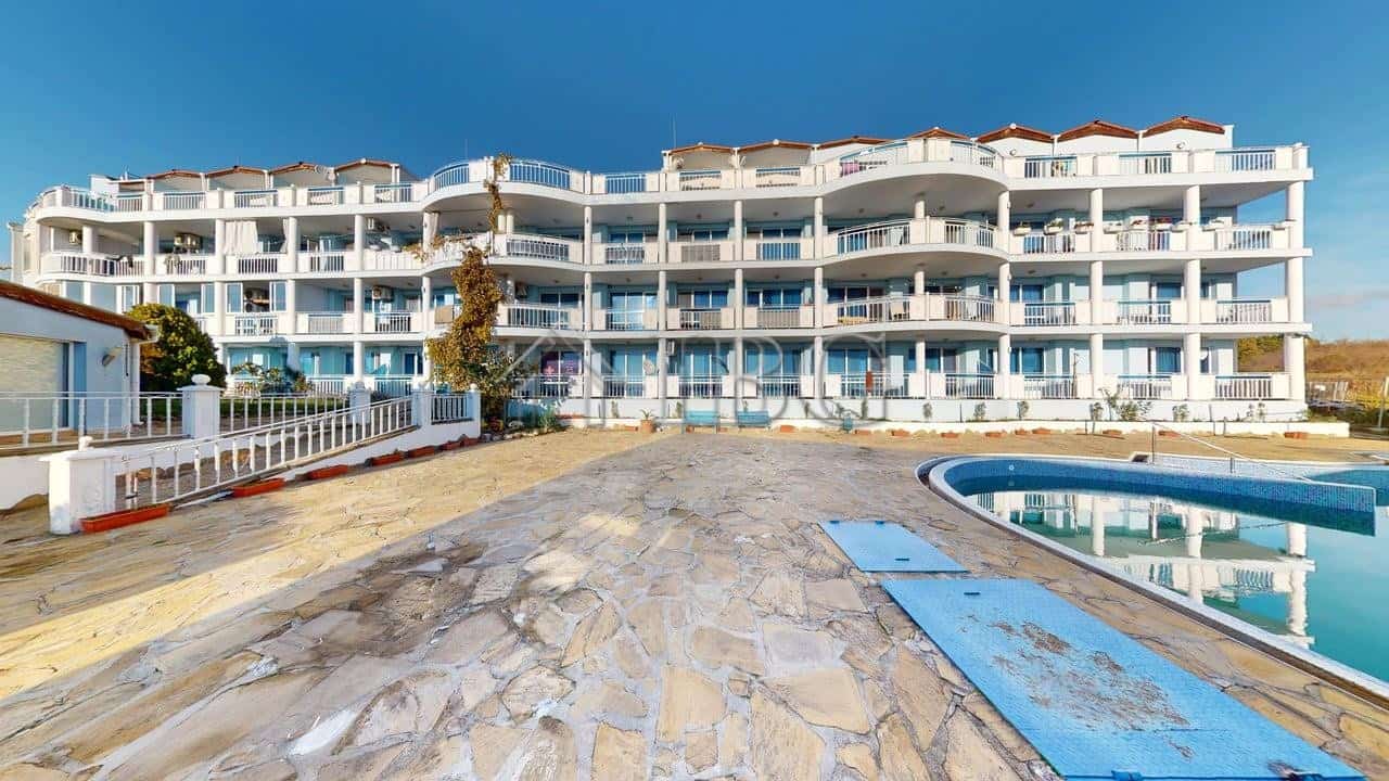 Comfortable one-bedroom apartment in Rio with balcony and pool access.