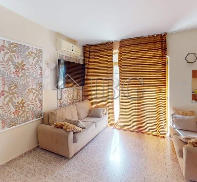 Cozy studio apartment with balcony overlooking a lush green yard in Royal Dreams, Sunny Beach. Perfe.