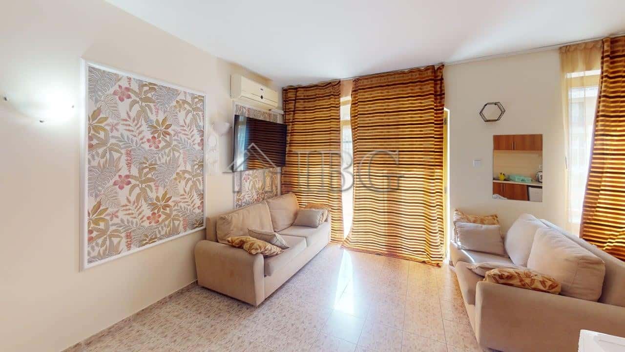 Cozy studio apartment with balcony overlooking a lush green yard in Royal Dreams, Sunny Beach. Perfe.