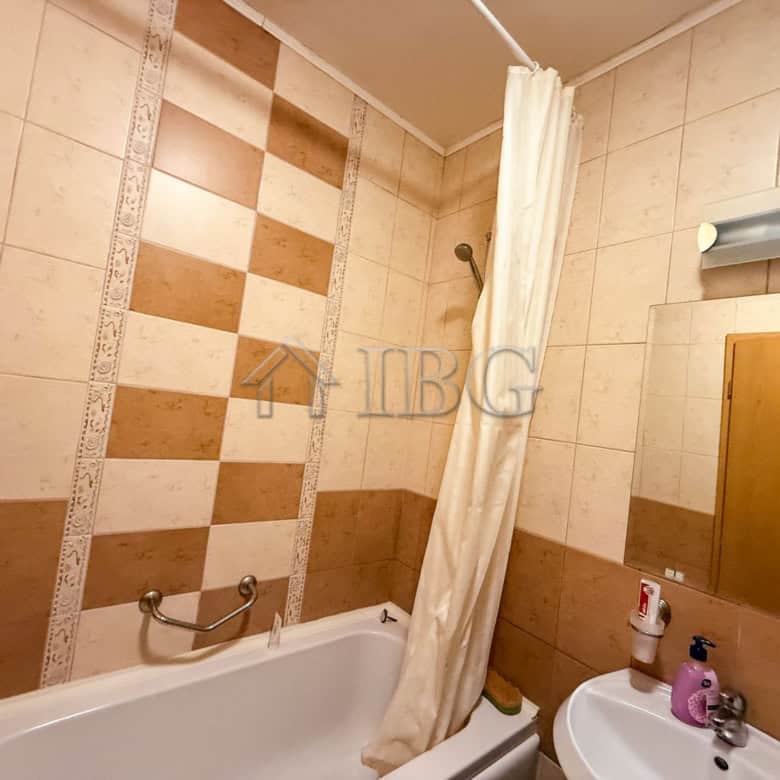 Cozy one-bedroom apartment in Royal Sun, Sunny Beach, featuring a bathroom with a bathtub and modern.