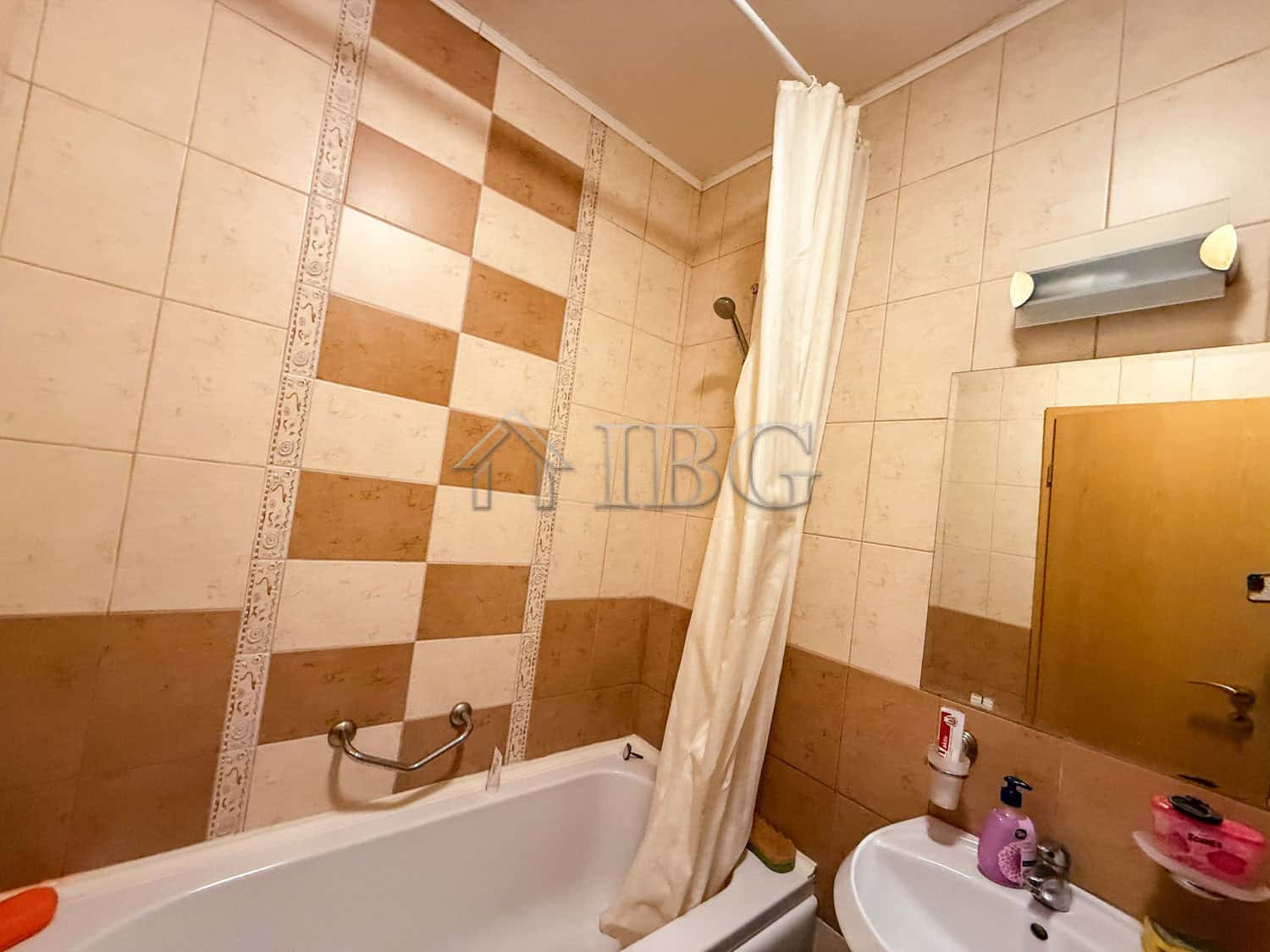 Cozy one-bedroom apartment in Royal Sun, Sunny Beach, featuring a bathroom with a bathtub and modern.