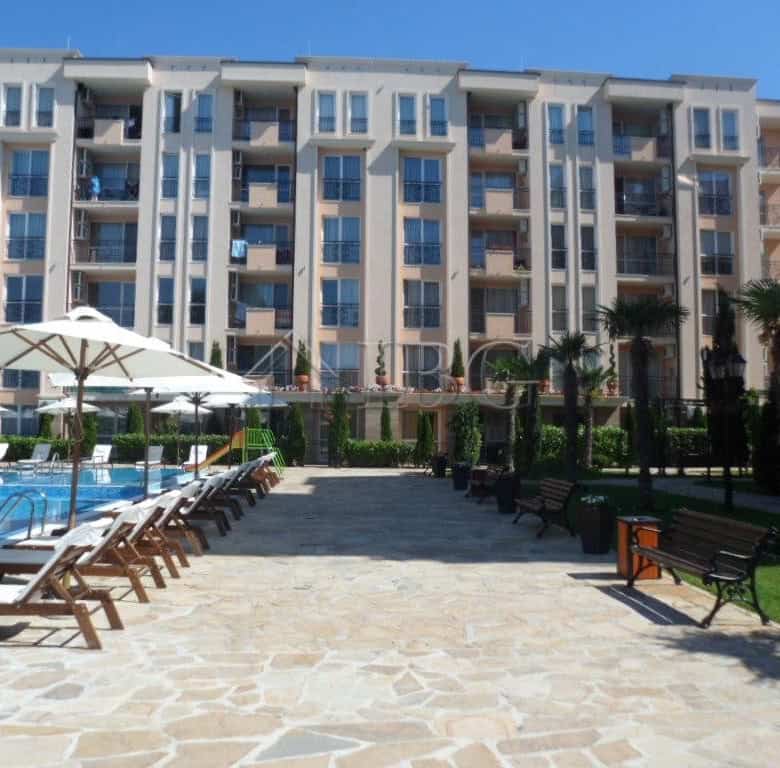 Spacious 2-bedroom apartment with sea views in a sunny beach resort. Perfect for relaxing holidays o.
