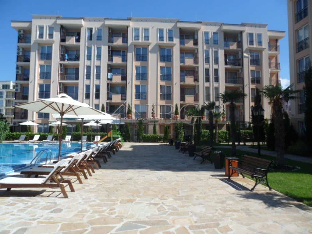Spacious 2-bedroom apartment with sea views in a sunny beach resort. Perfect for relaxing holidays o.