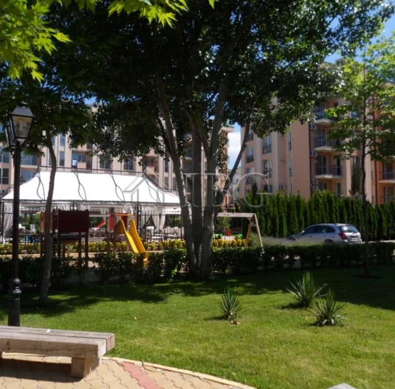 Bright 2-bedroom apartment with garden views in Sunny Beach, close to the sea and local amenities. P.