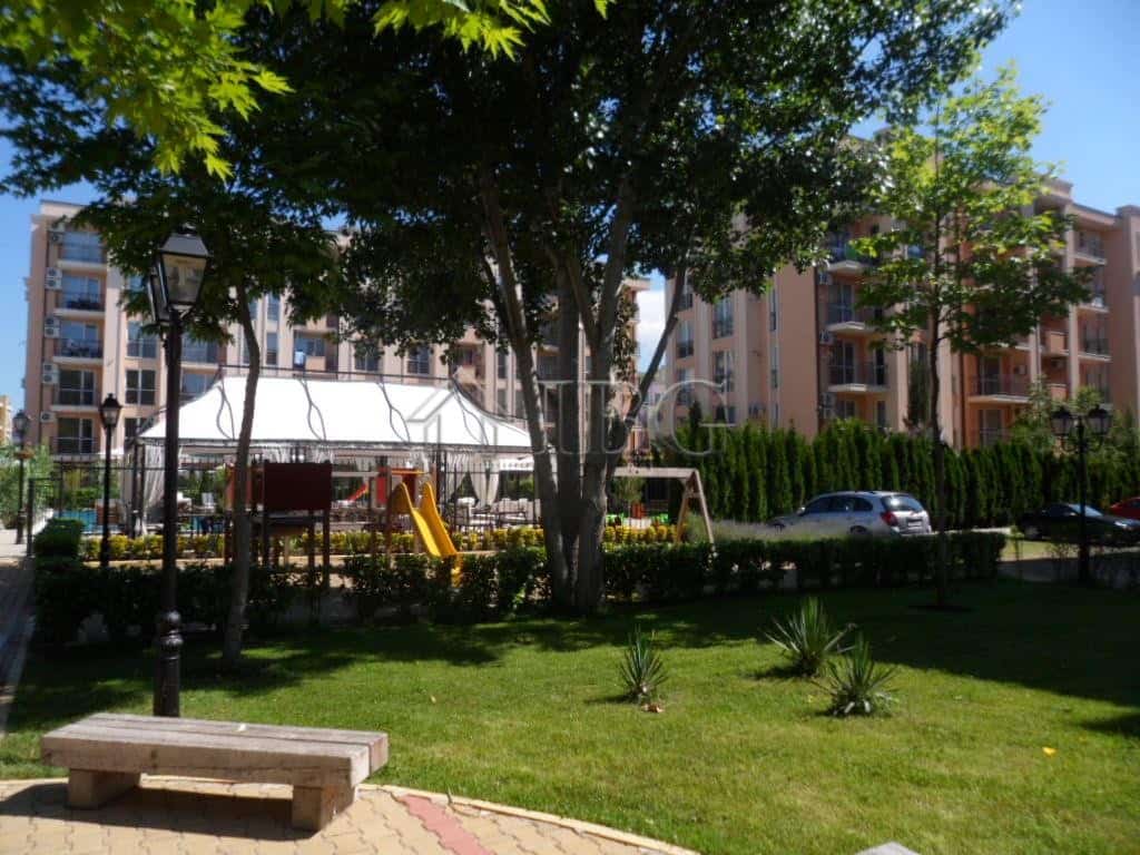 Bright 2-bedroom apartment with garden views in Sunny Beach, close to the sea and local amenities. P.