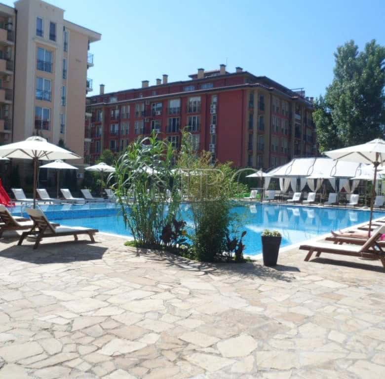 Bright 2-bedroom apartment overlooking a swimming pool in Sunny Beach. Perfect for relaxing holidays.