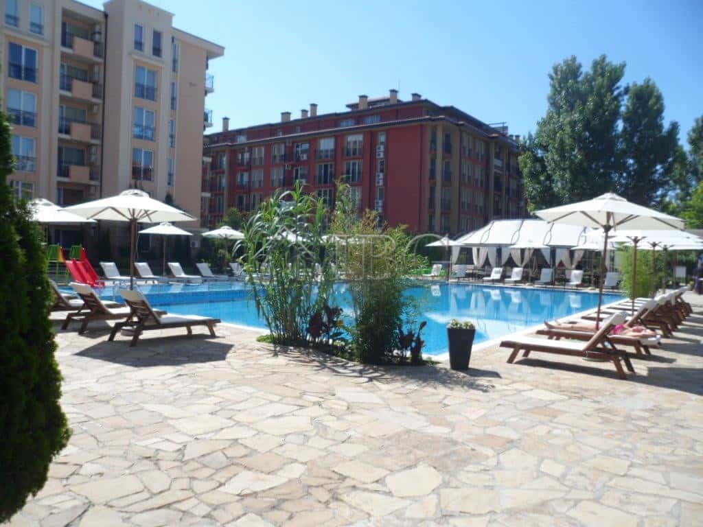 Bright 2-bedroom apartment overlooking a swimming pool in Sunny Beach. Perfect for relaxing holidays.