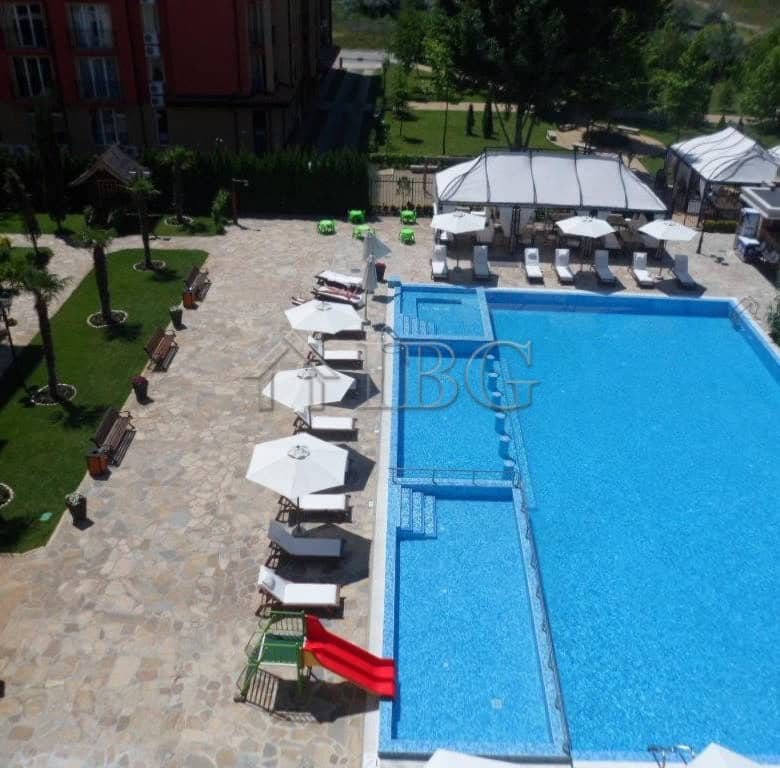 Bright 2-bedroom apartment with access to a large swimming pool in Sunny Beach. Perfect for relaxing.