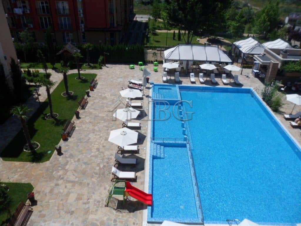 Bright 2-bedroom apartment with access to a large swimming pool in Sunny Beach. Perfect for relaxing.