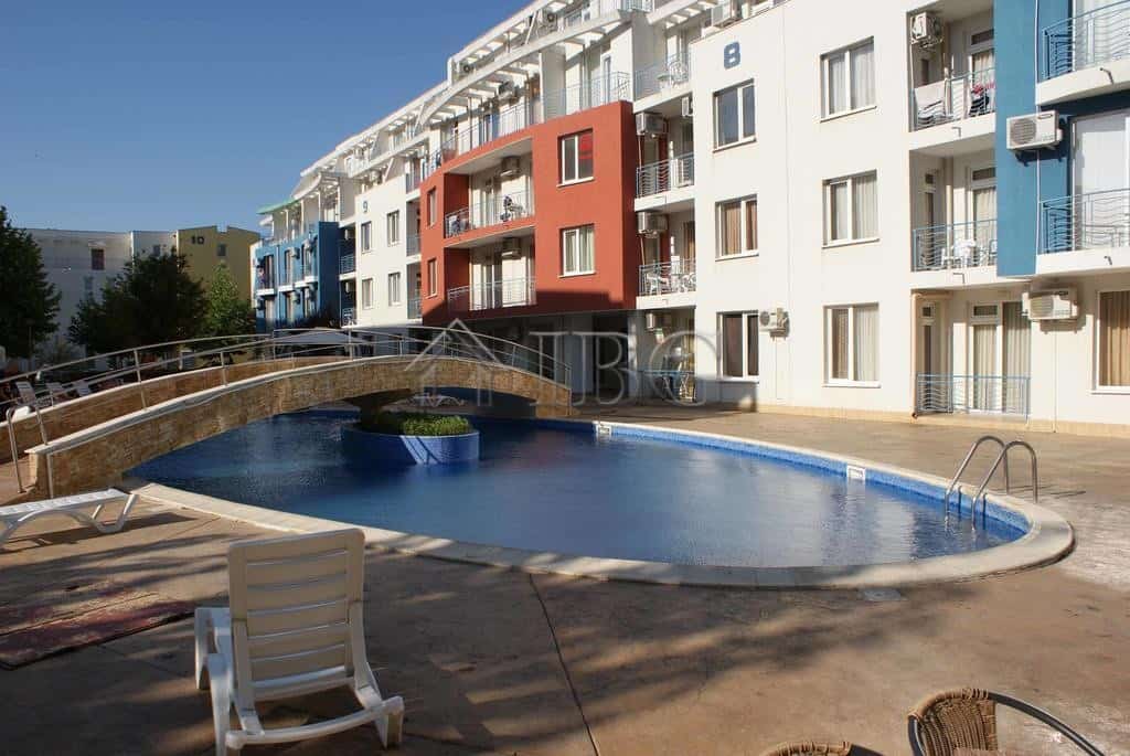 Bright 2-bedroom apartment with pool view in Sunny Day 3, Sunny Beach. Perfect for vacation or inves.