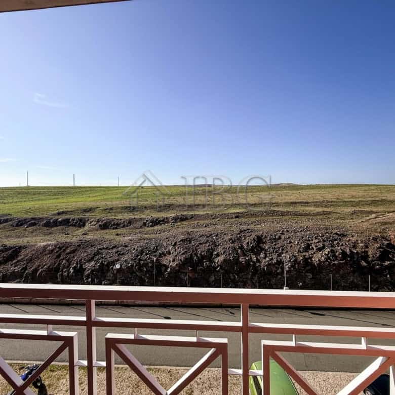 Cozy 2-room apartment with balcony overlooking open fields, located 3 km from Sunny Beach. Perfect f.
