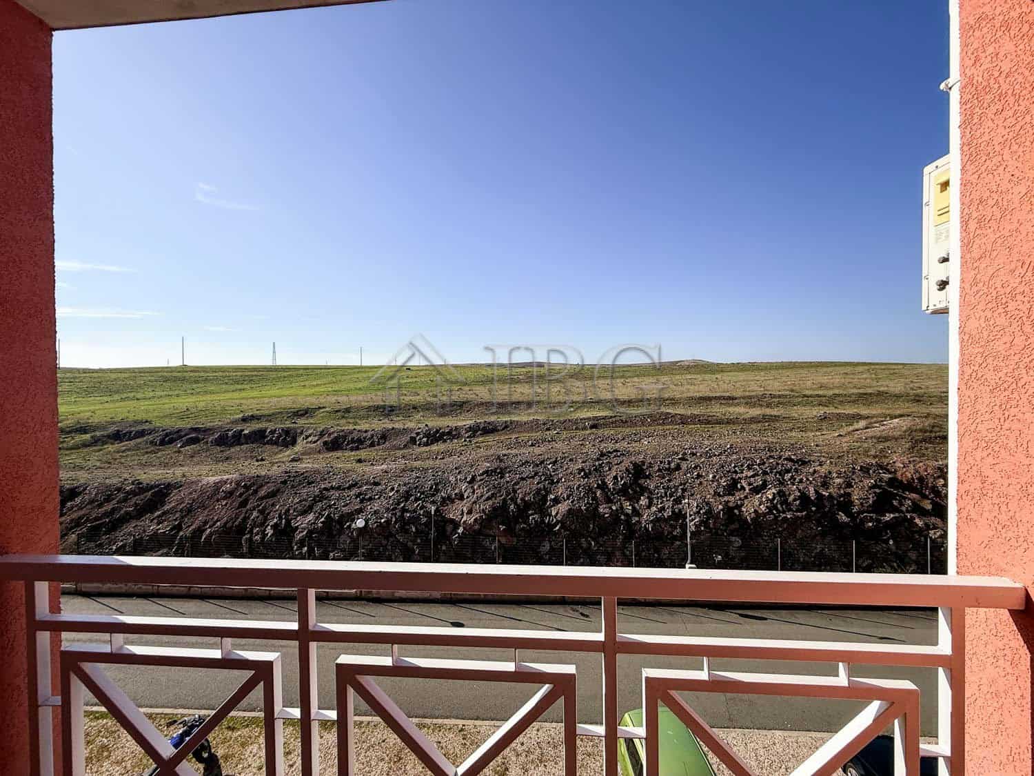 Cozy 2-room apartment with balcony overlooking open fields, located 3 km from Sunny Beach. Perfect f.