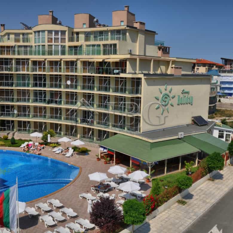Apartment with 2 Bedrooms, 2 Bathrooms in Sunny Beach, Bulgaria, featuring a swimming pool and sceni.