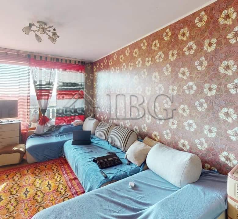 Spacious two-bedroom apartment located in the Sunny House Complex, Kosharitsa, offering comfortable.