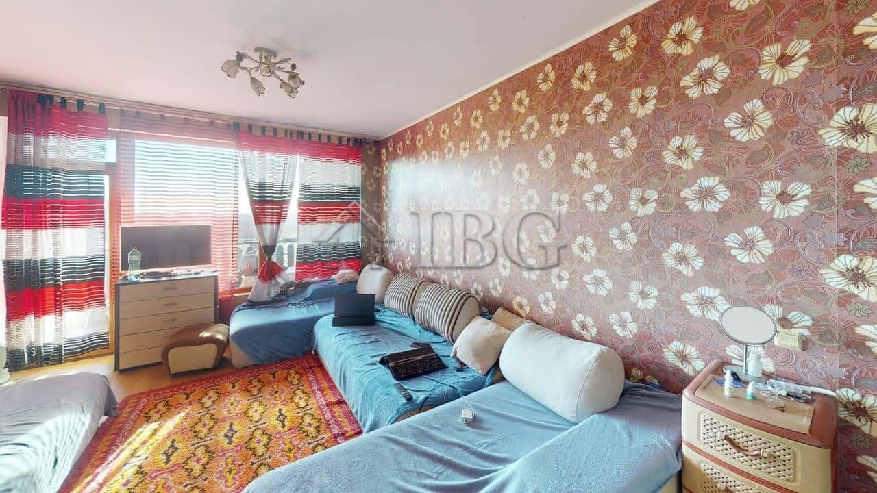 Spacious two-bedroom apartment located in the Sunny House Complex, Kosharitsa, offering comfortable.
