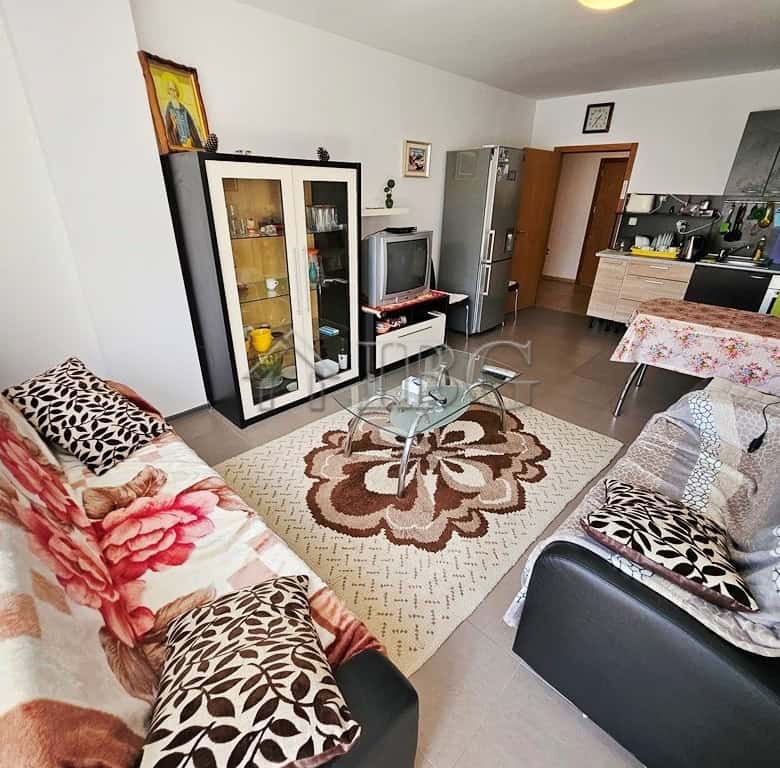 Bright apartment with pool and sunny north-facing views, perfect for comfortable living.
