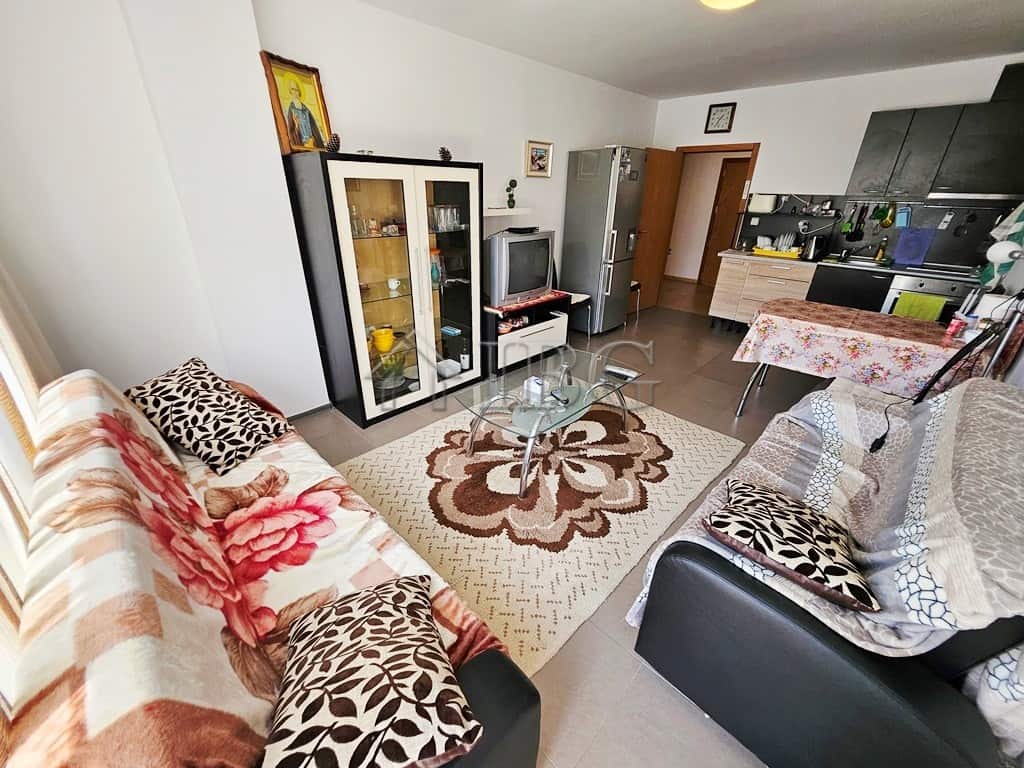 Bright apartment with pool and sunny north-facing views, perfect for comfortable living.