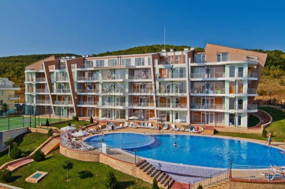 One-Bedroom Apartment with Garden Access at Sunset Kosharitsa.