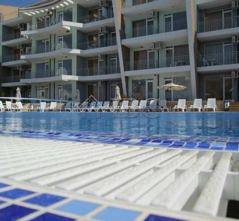 Apartment with garden access and pool view in Sunset Kosharitsa. Perfect for relaxing holidays or in.