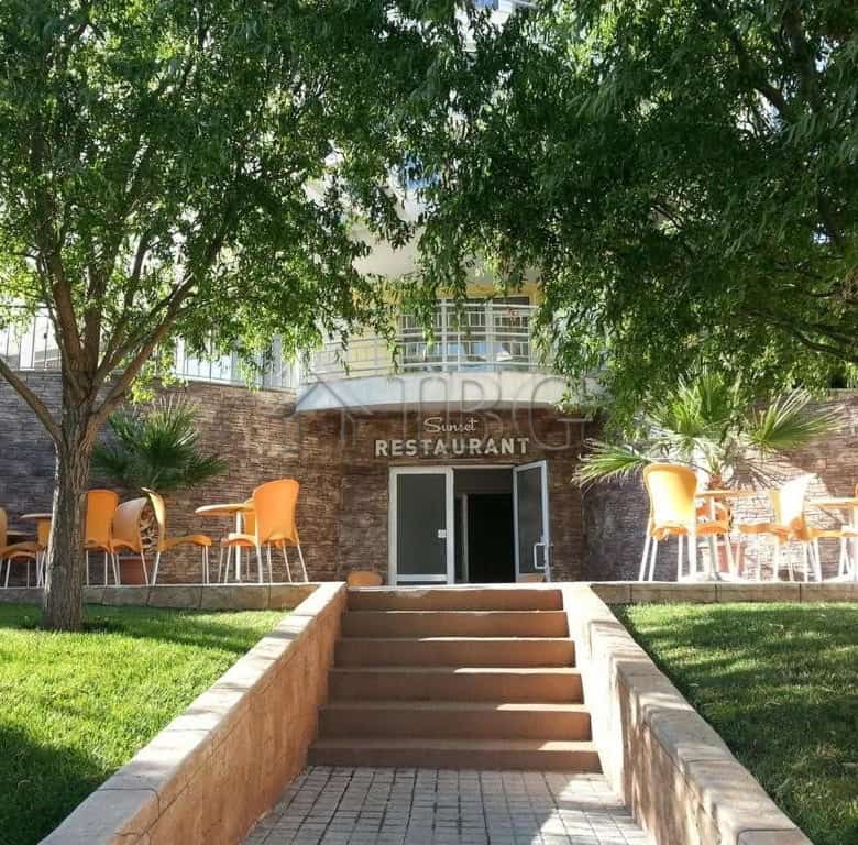 One-bedroom apartment with garden access and outdoor seating area in Sunset Kosharitsa.