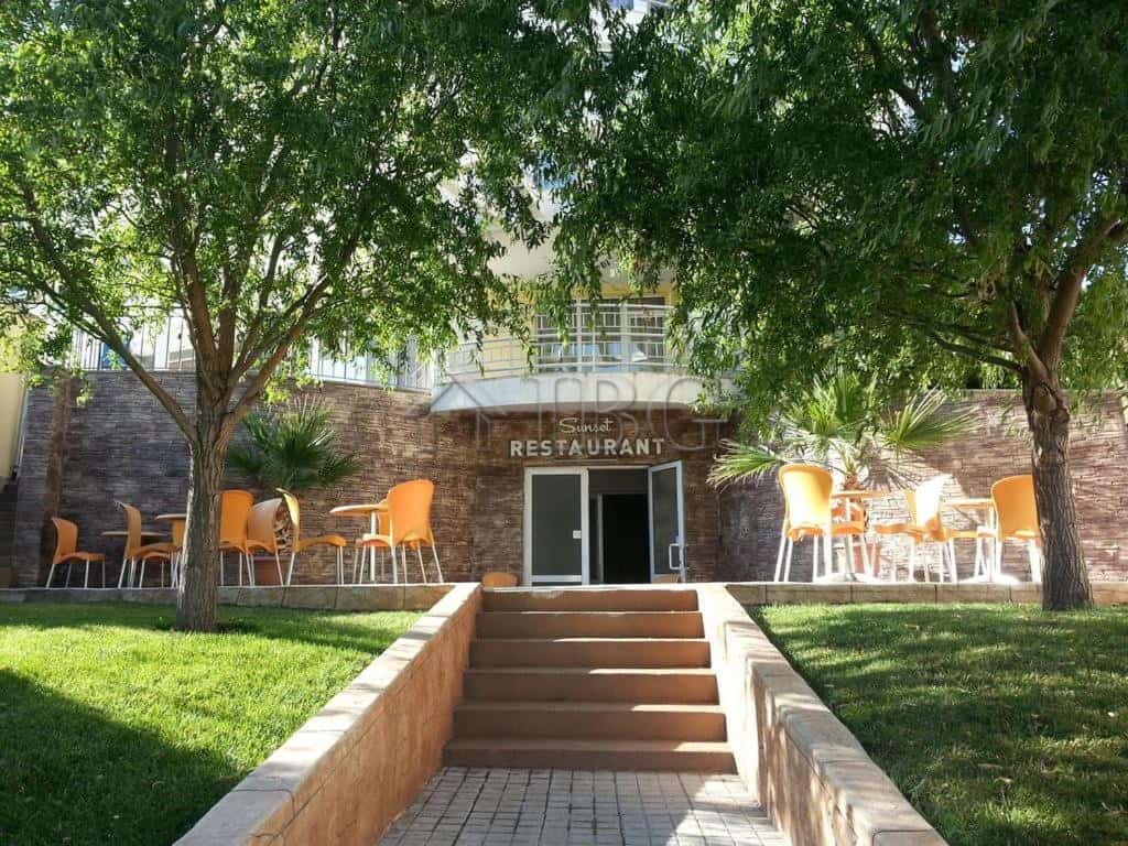 One-bedroom apartment with garden access and outdoor seating area in Sunset Kosharitsa.