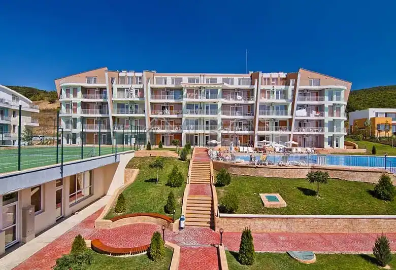 Spacious one-bedroom apartment with direct access to a lush garden in Sunset Kosharitsa. Perfect for.