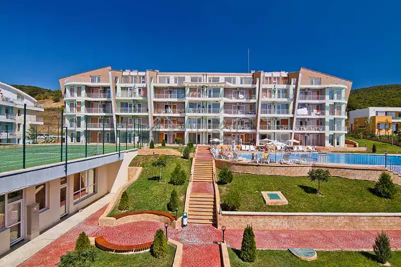 Spacious one-bedroom apartment with direct access to a lush garden in Sunset Kosharitsa. Perfect for.