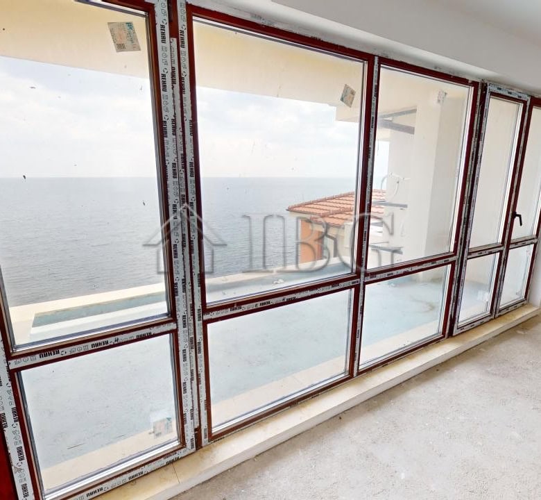 Sea view apartment with large windows overlooking the coast in Villa Metara, Ravda.
