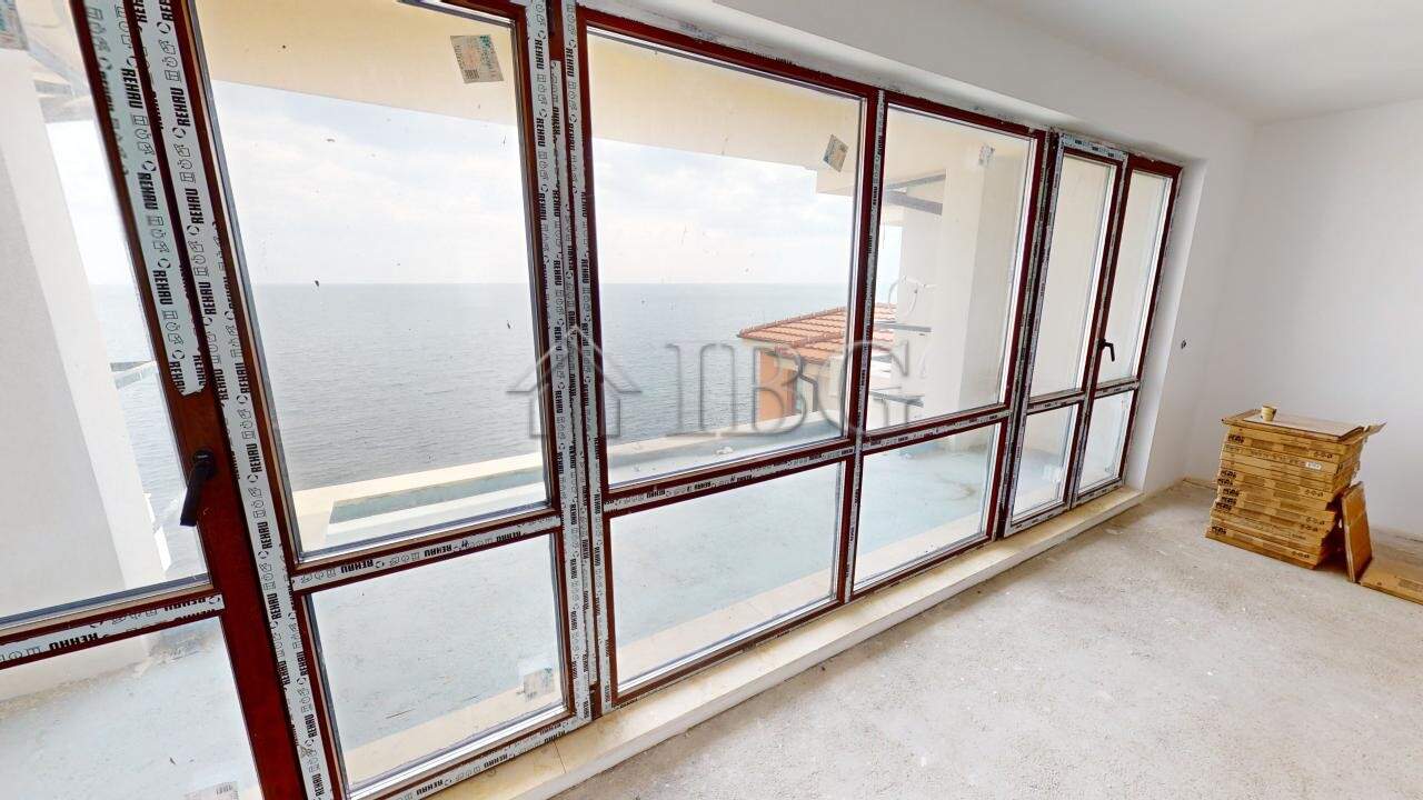 Sea view apartment with large windows overlooking the coast in Villa Metara, Ravda.