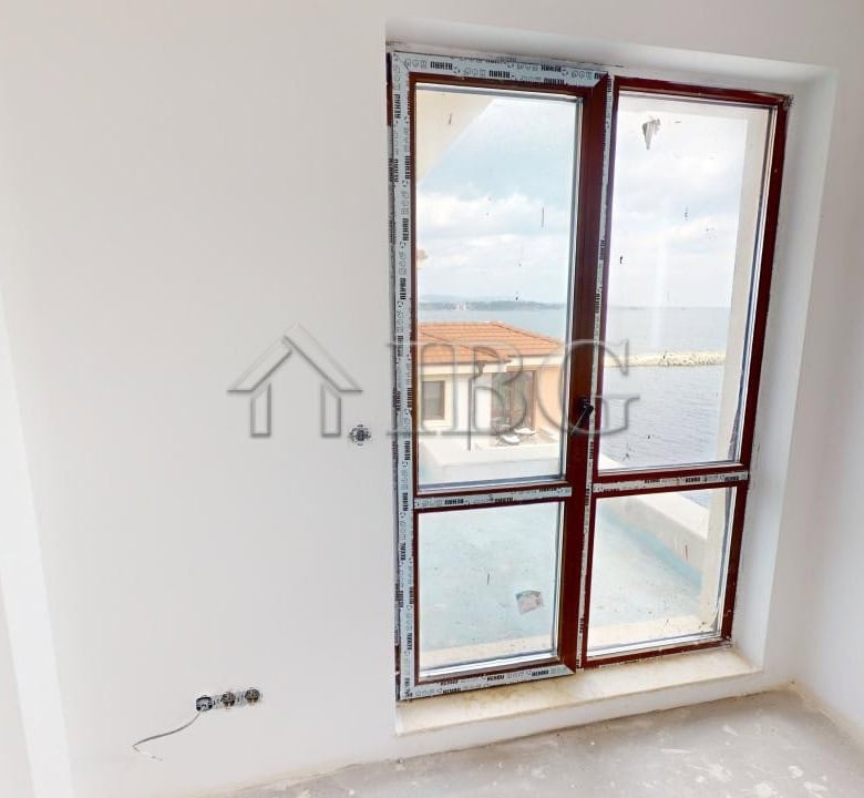 Bright 2-bedroom apartment overlooking the sea in Villa Metara, Ravda. Perfect for seaside living or.