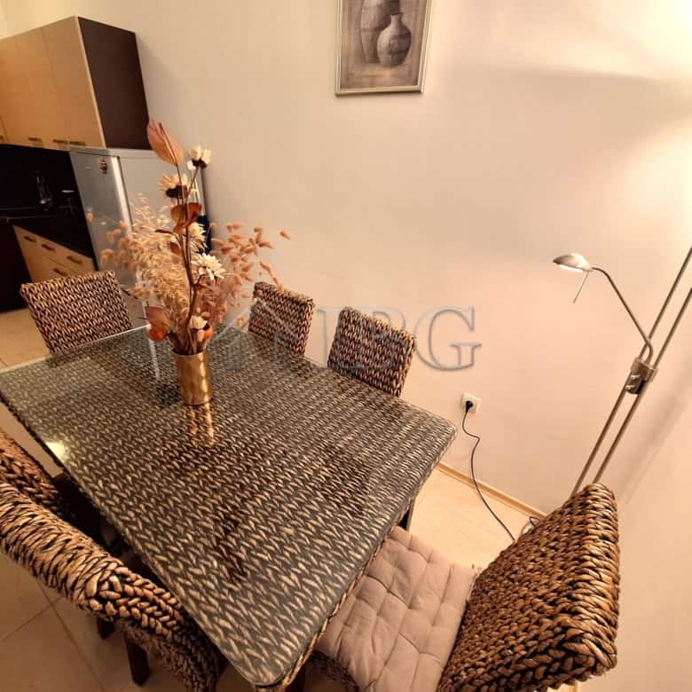 Bright 2-bedroom apartment with veranda overlooking park and sea, located in Marina Cape, Aheloy. Pe.