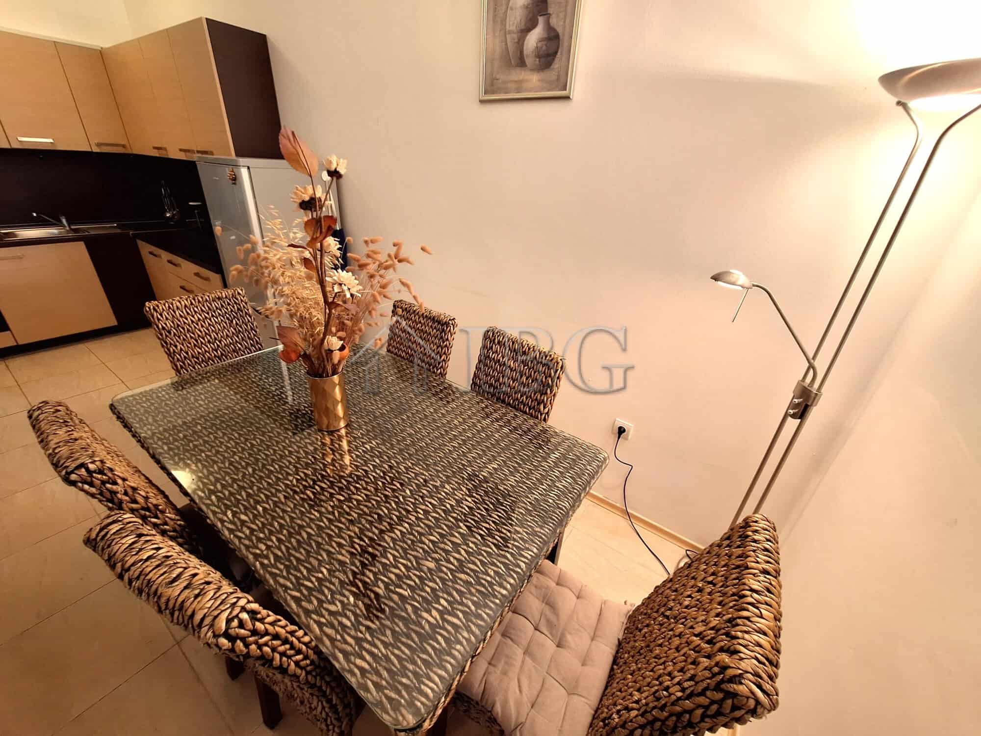 Bright 2-bedroom apartment with veranda overlooking park and sea, located in Marina Cape, Aheloy. Pe.