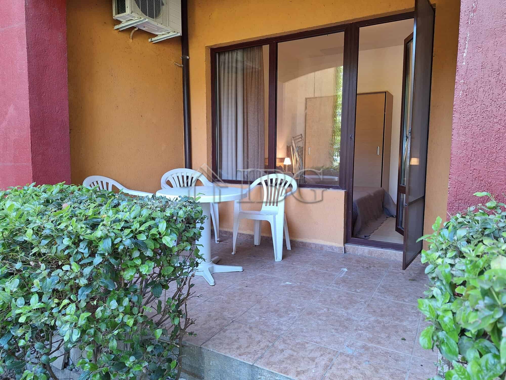 Bright apartment with veranda overlooking park and sea views.