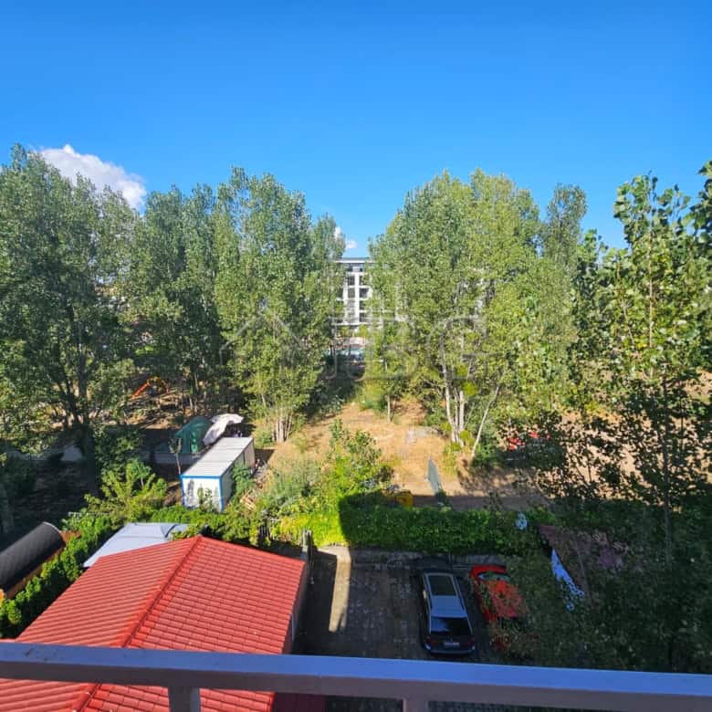 Bright 1-bedroom apartment in Gerber 4 Residence, Sunny Beach, with lush greenery and parking.