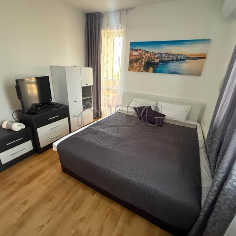 Furnished 1-bedroom apartment at Sea Diamond resort in Sunny Beach, featuring modern decor and a com.