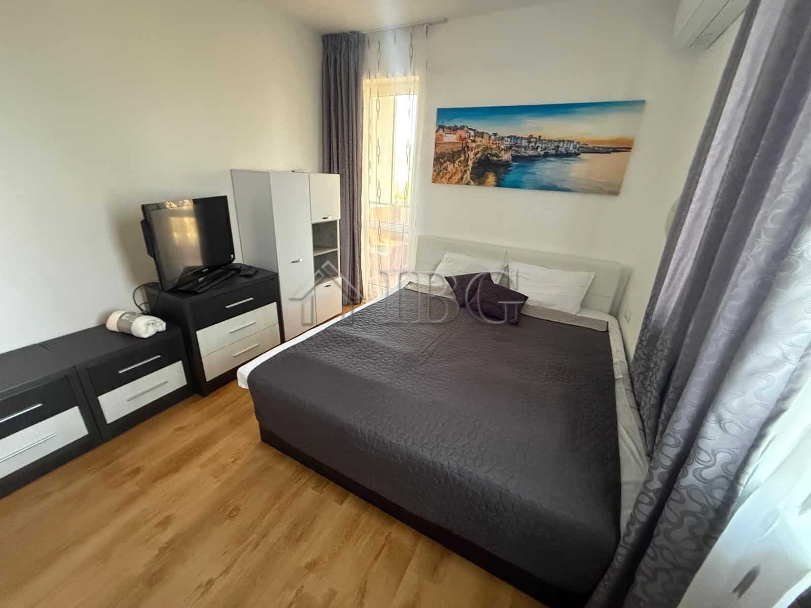 Furnished 1-bedroom apartment at Sea Diamond resort in Sunny Beach, featuring modern decor and a com.