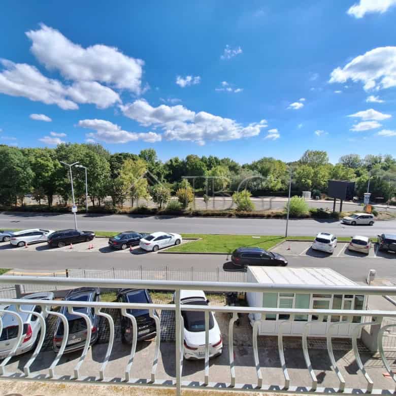 Bright 2-bedroom apartment overlooking the pool at Breeze complex, Sunny Beach. Perfect for relaxing.